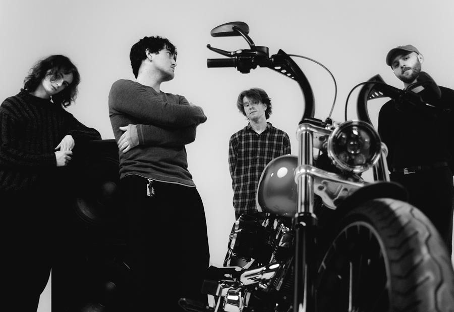 Review: Courting – Pause At You