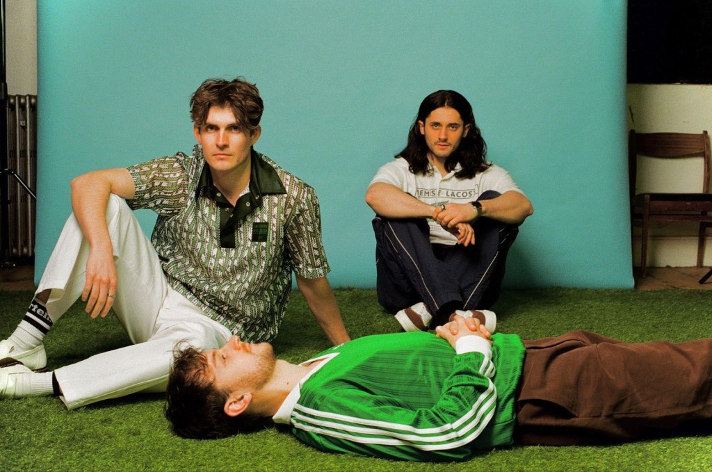 REVIEW: everyone, outside –&nbsp;Cassia